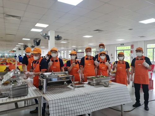 Một ngày làm việc của nhân viên bếp suất ăn công nghiệp Olive – Chuyên nghiệp và tận tâm